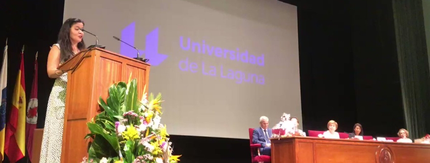 La presidenta del @LogopedasCOLC , Susana Nieto, ha pronunciado su discurso en el acto de #graduación de #Logopedia @ULL