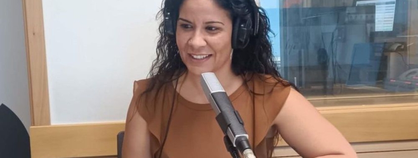 La presidenta del Colegio Profesional de Logopedas de Canarias, Susana Nieto, en una intervención en la radio. / COLC